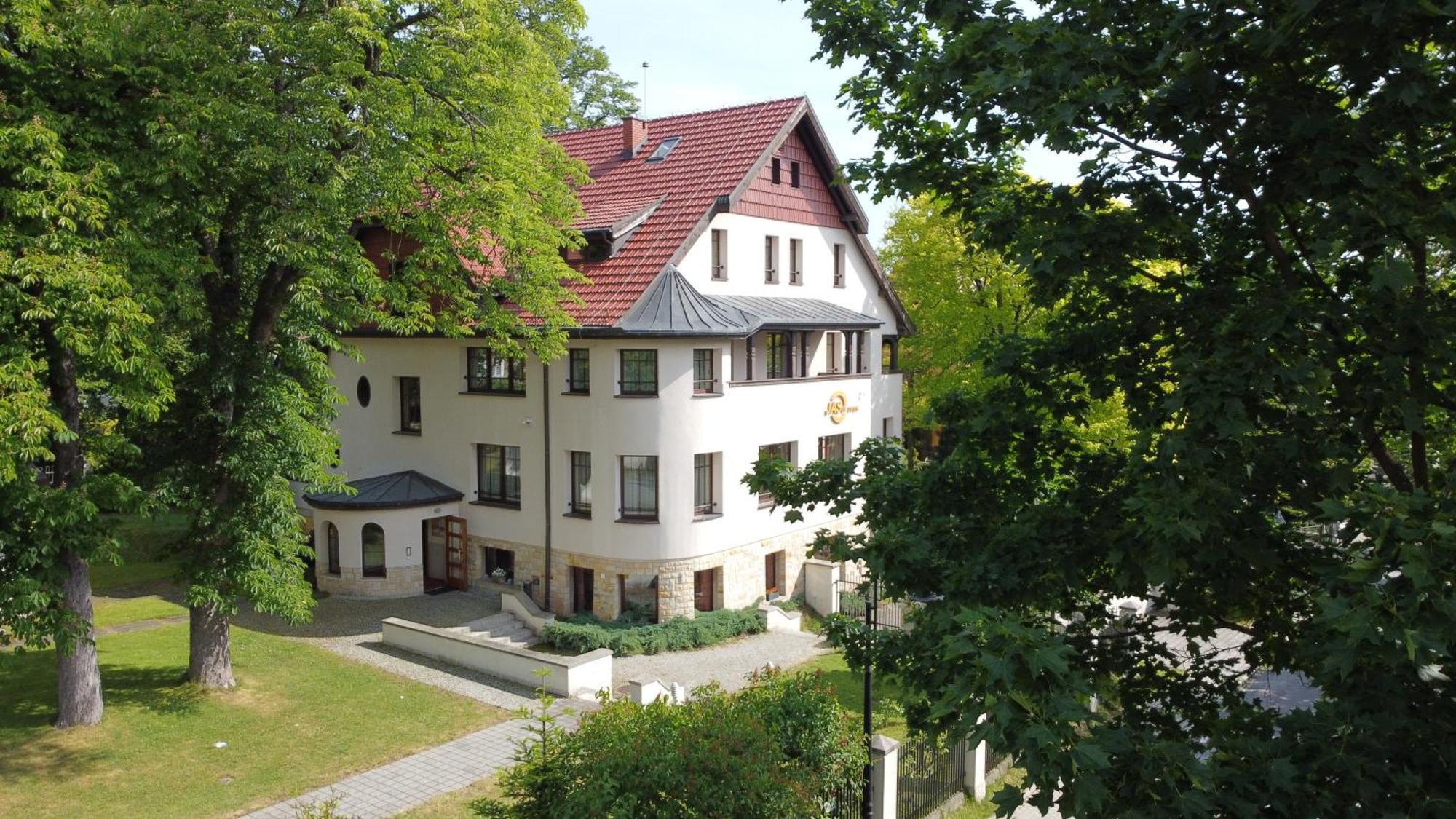 Hotel Jasny Dwór Polanica-Zdrój Exterior foto